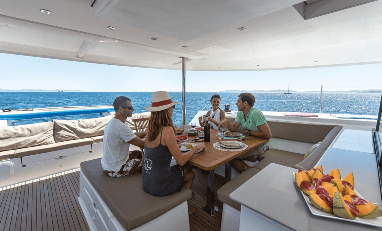 Catamaran Charter de un día. Comida de amigos